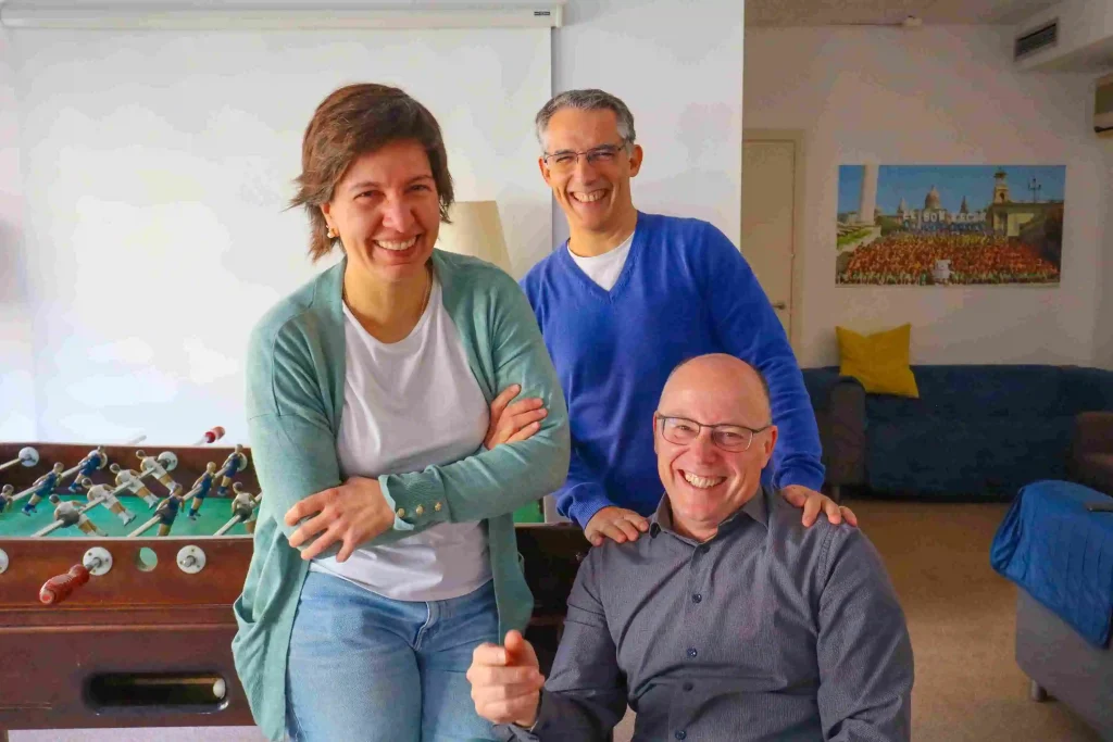 tres-personas-dos-hombres-y-una-mujer-posando-para-una-foto