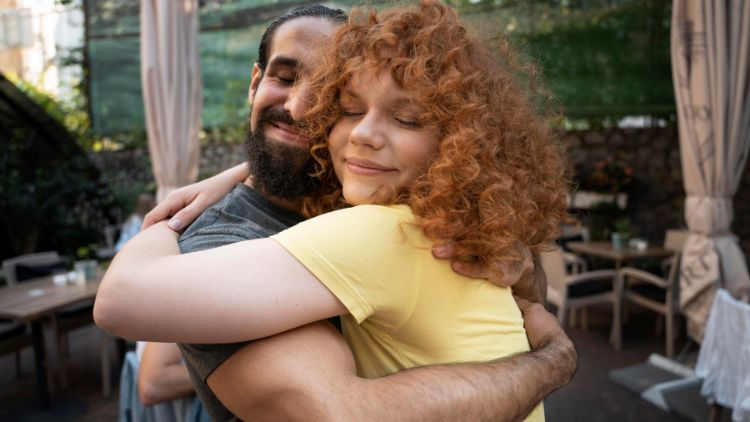 hombre y mujer se abrazan